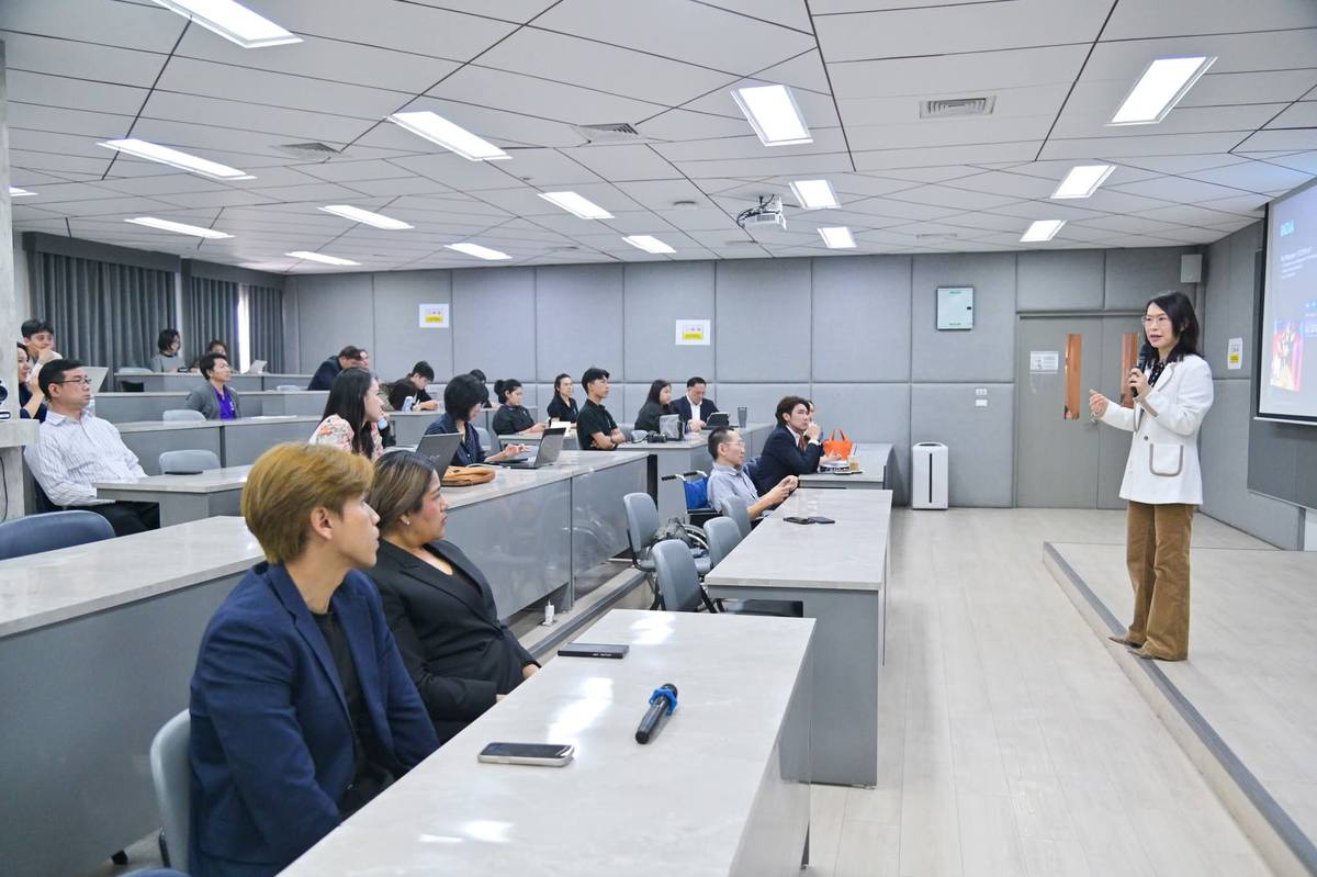博仁大学领导力主题讲座现场，讲者与听众交流