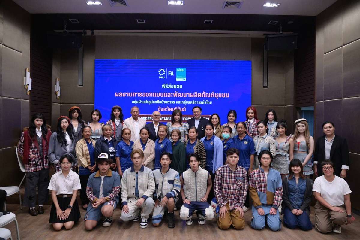 博仁大学社区产品设计成果交付活动现场,参与者在活动背景屏幕前合影