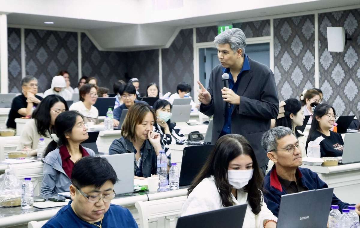 博仁大学生成式AI会计培训现场，讲师讲解与参训人员电脑实操