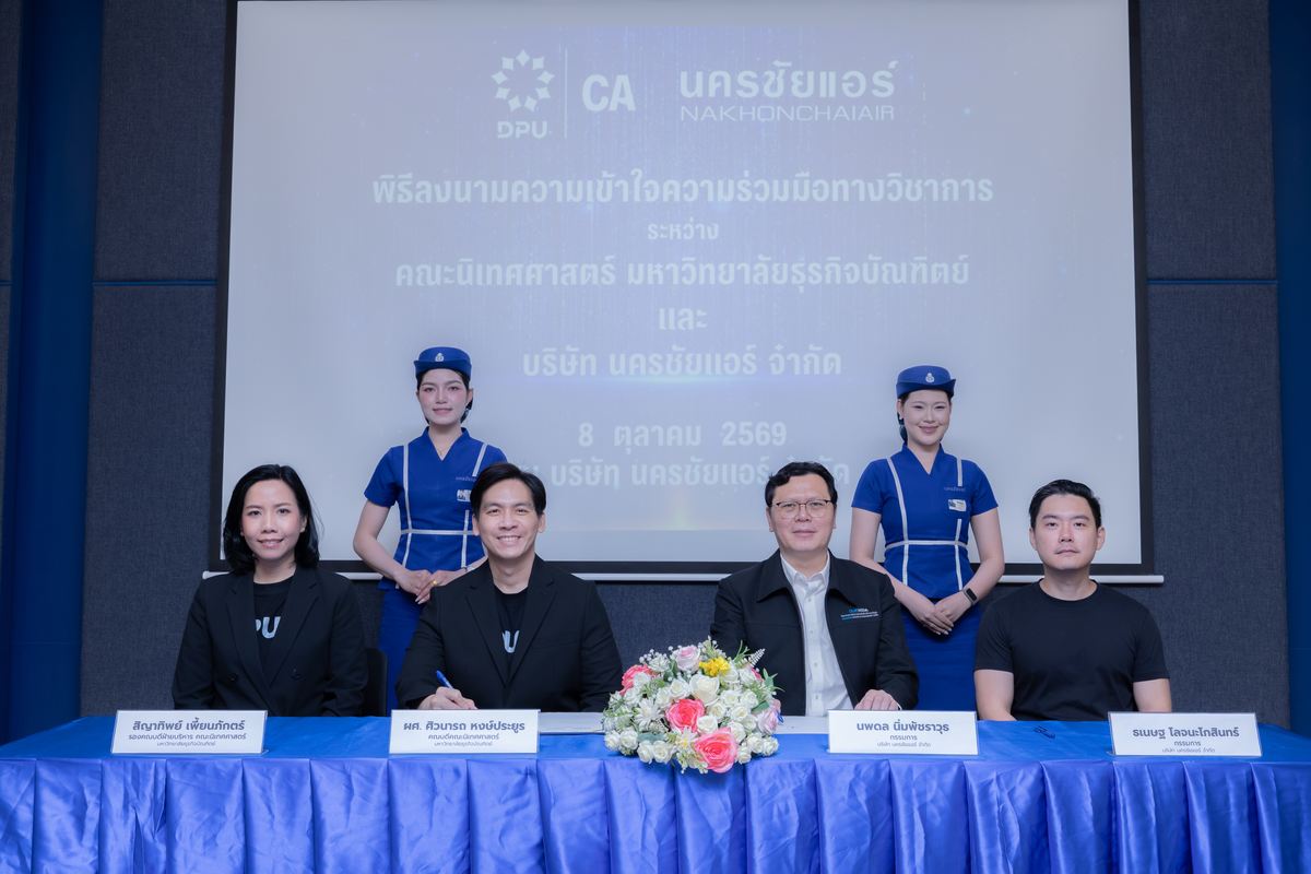 博仁大学与Nakhonchai Air签约现场，双方代表在合作主题屏幕前合影