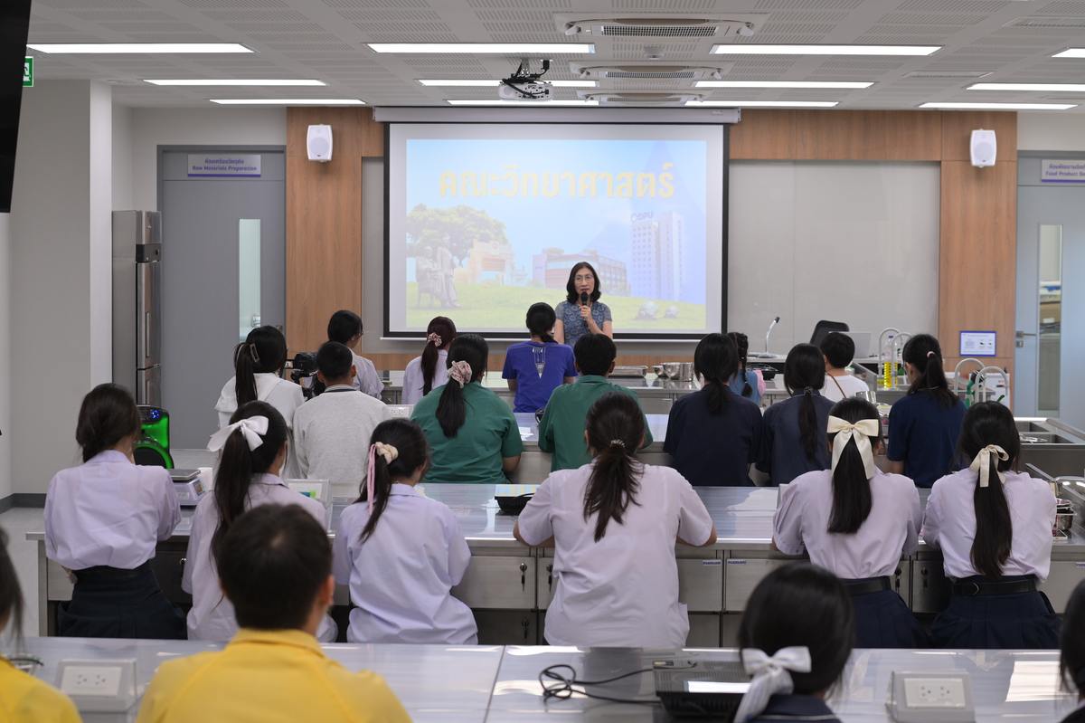 博仁大学科学体验营现场，讲者在实验教室向学生介绍相关知识