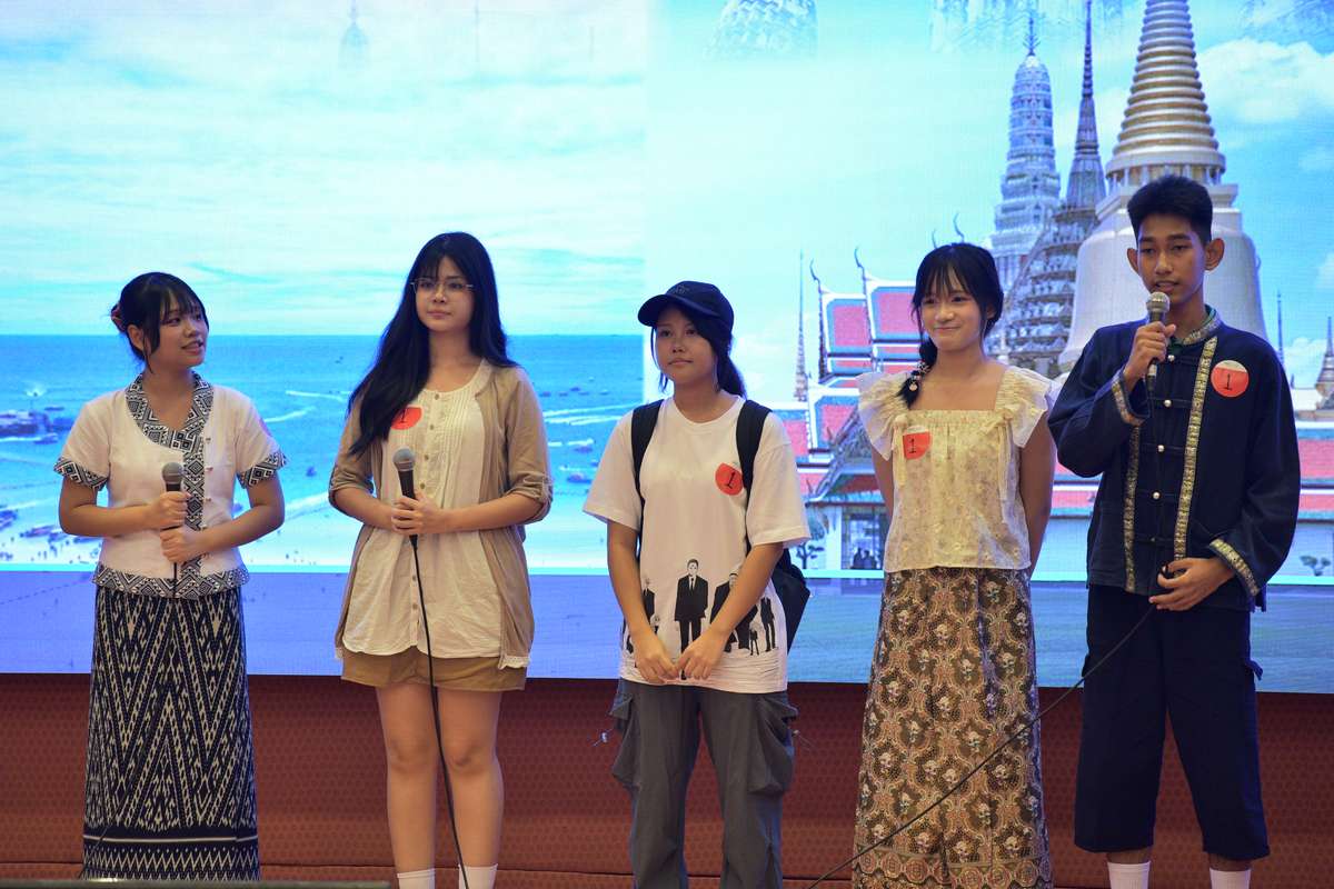 博仁大学韩语与日语旅游推介竞赛中,参赛者持麦克风进行舞台展示